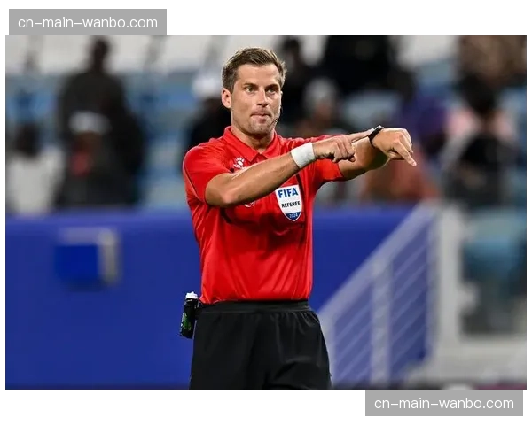 场边瞬间：雷恩主帅热内西奥因抗议判罚，被裁判出示黄牌警告