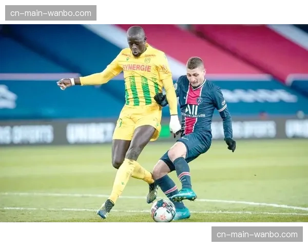 突发：南特vs图卢兹比赛因球迷向场内投掷烟雾弹中断15分钟