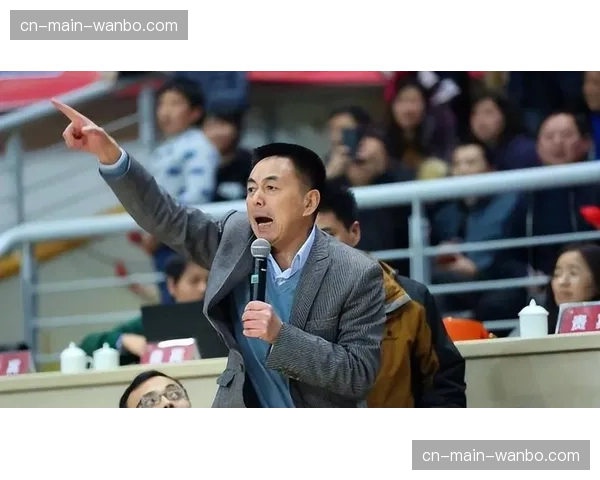 特写:裁判终止比赛引发争议,落败方教练团队愤而离场 特写:裁判终止比赛引发争议,落败方教练团队愤而离场