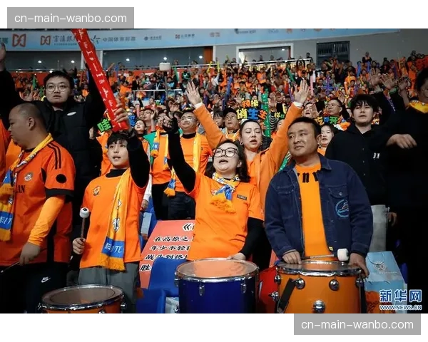 赛场花絮：小球迷闯入场地求合影，保安“护送”其完成心愿后带离