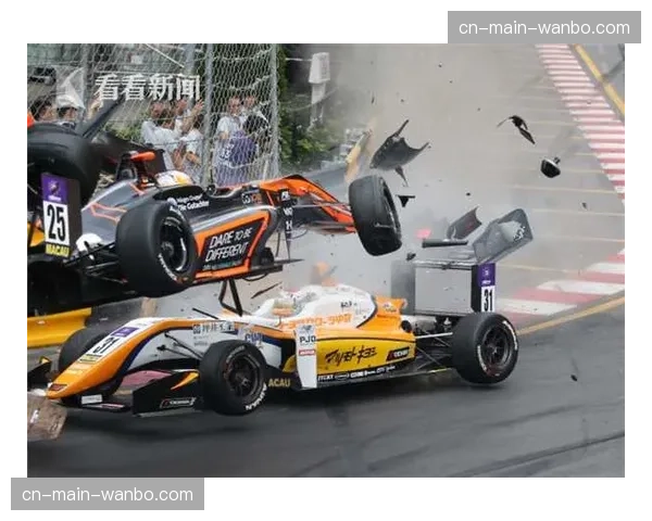 女子速降决赛突发红旗，因赛道上出现观众，比赛中断